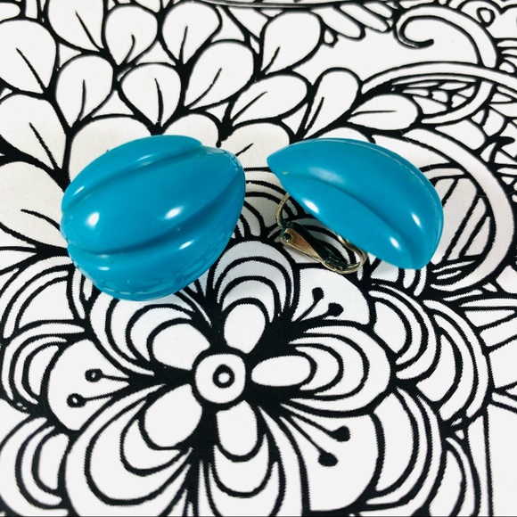 Cool little pod shape vintage lucite clip on earrings turquoise - Picture 2 of 4
